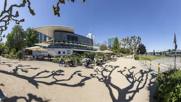 People relax at the bank of river Main in Nizza gardens — Stock Photo, Image