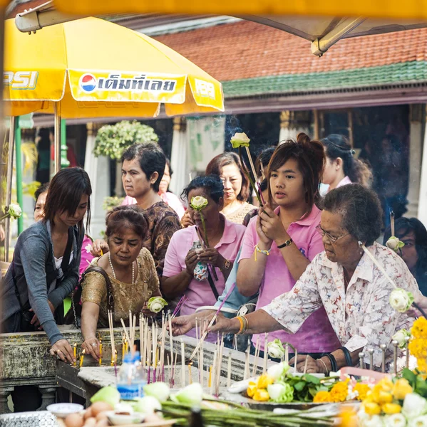 La gente disfruta de las ofrendas en el gran palacio de Bangkok — Foto de Stock