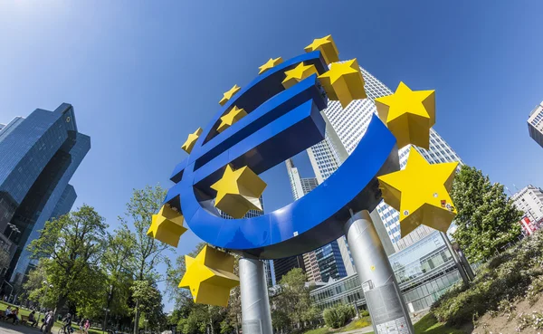 Il segno dell'euro in una giornata di sole, Francoforte sul Meno, Germania — Foto Stock