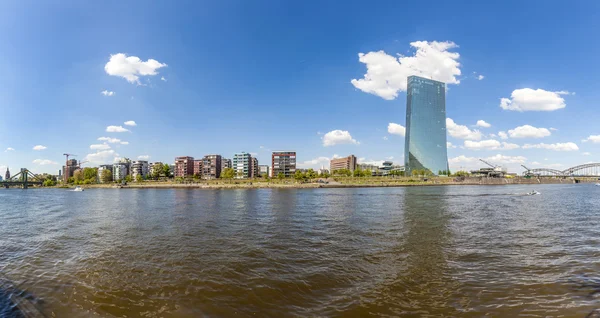 Skyline med floden main och nya huvudkontoret för Europeiska Cen — Stockfoto