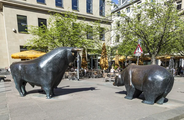 The Bull and Bear Statues at the Frankfurt Stock Exchange — Stock Photo, Image