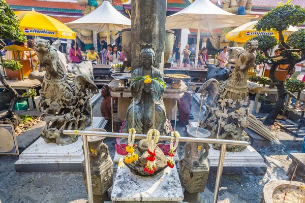 People enjoy offerings at the grand palace in Bangkok — Stock Photo, Image