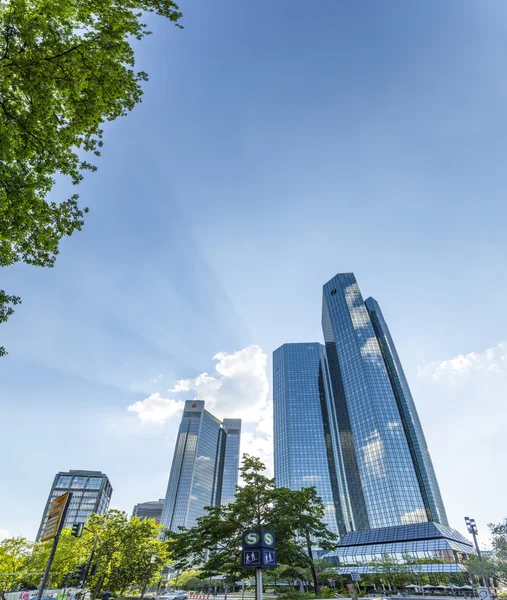 Pohled zdola na 155 metrů vysoké Deutsche Bank Twin Towers — Stock fotografie