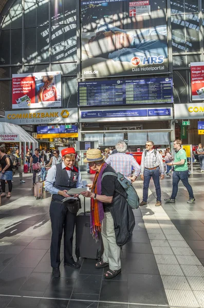 Assistent hilft einem älteren Mann, die Plattform für seine Abreise zu finden — Stockfoto