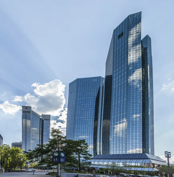 Vista inferior de 155 metros de altura Deutsche Bank Twin Towers — Fotografia de Stock