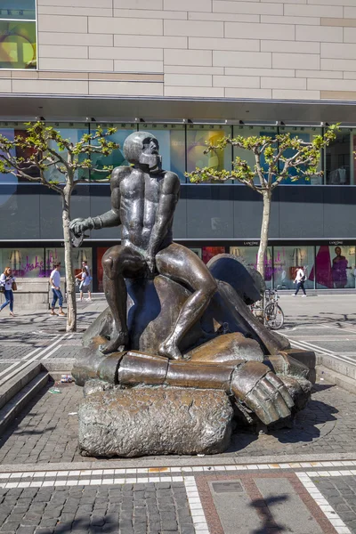 Hedendaagse beeldhouwkunst in de buurt van Galeria Kaufhof op Zeil — Stockfoto