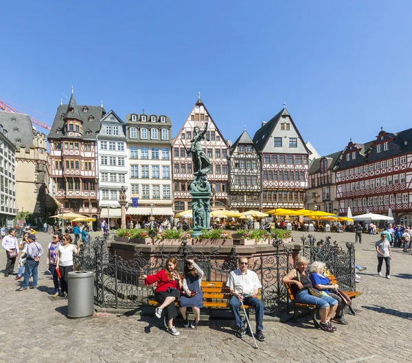 Människor besöker Römerberg (Romerplatz) med gamla byggnader i Frank — Stockfoto