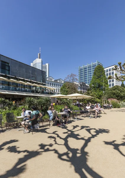 People relax at the bank of river Main in Nizza gardens — Stock Photo, Image