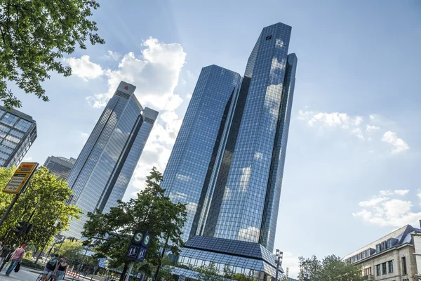 Onderaanzicht van 155 meter hoge Deutsche Bank Twin Towers — Stockfoto