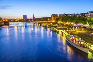 NightView ve Schlachte Bulvarı Weser Nehri manzaralı 