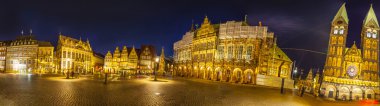 Bremen eski şehrin tarihi merkezi kilise kubbe gece görünümü
