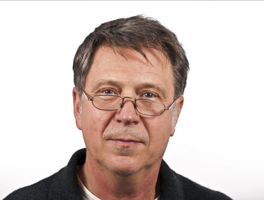 beyaz zemin üzerinde gülümseyen adam 