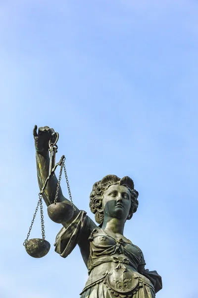 Standbeeld van Vrouwe Justitia tegenover de romer in frankfurt — Stockfoto