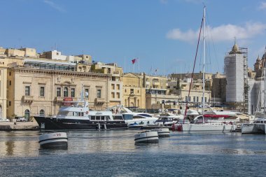 Valetta Grand Harbour büyük tekneler ile üzerinde göster