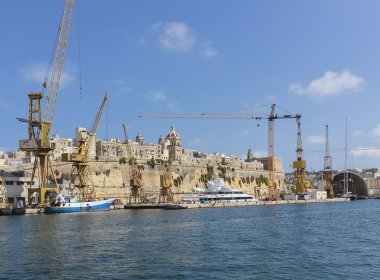 Valetta Grand Harbour büyük tekneler ile üzerinde göster