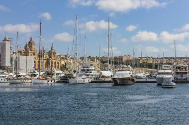Valetta Grand Harbour büyük tekneler ile üzerinde göster