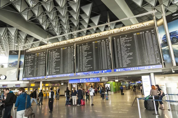 Viaggiatori nell'area pubblica dell'aeroporto internazionale di Francoforte — Foto Stock