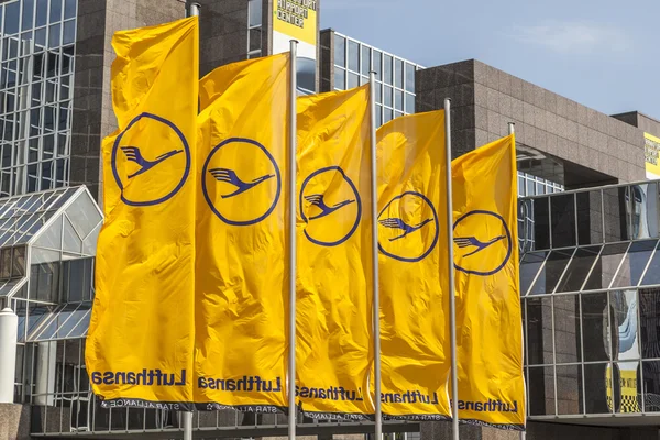 Bandera de Lufthansa con símbolo de Lufthansa, la grúa en Frankfurt — Foto de Stock