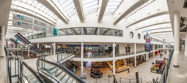 People inside Terminal 3 in Bremen at the airport — Stock Photo, Image