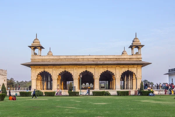 Les gens visitent le Fort Rouge à Delhi — Photo