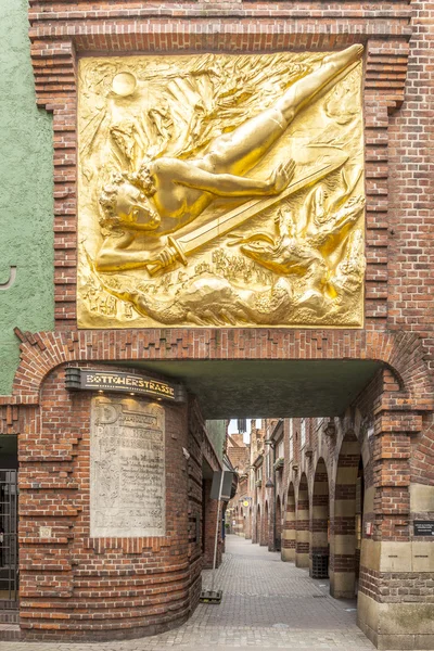 Boettcherstreet met de gouden Aartsengel Michael genaamd der Lichtbr — Stockfoto