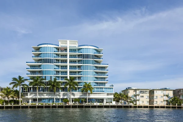 Fort Lauderdale kanal yeni daire binaları — Stok fotoğraf