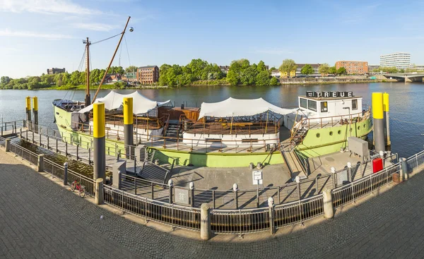 Rio Weser com navio MS Treue ancorado na margem do rio — Fotografia de Stock
