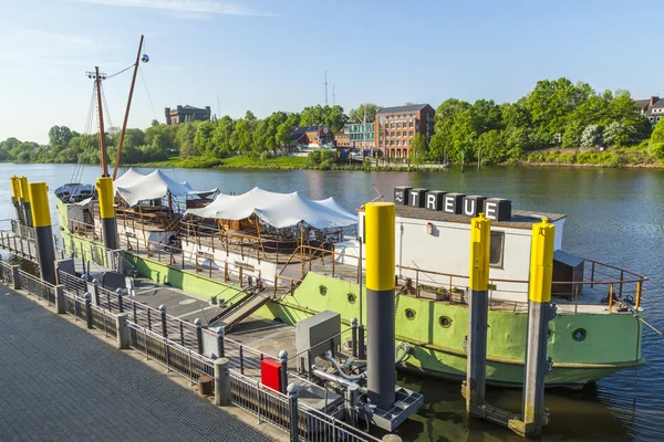 Río Weser con el barco MS Treue anclado en la orilla del río — Foto de Stock