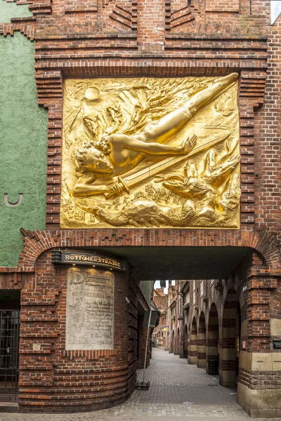 Böttcherstraße mit goldenem Lichtbringer — Stockfoto