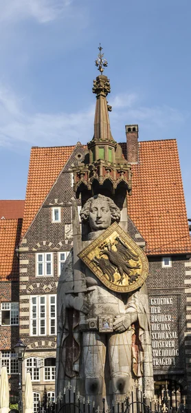 Famous Roland statue at market place in Bremen — Stock Photo, Image