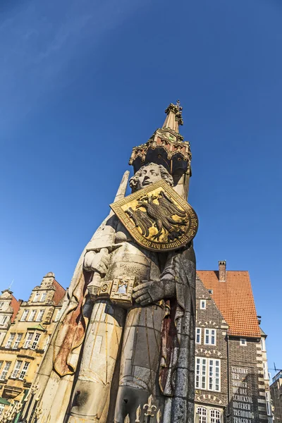 Berühmte roland statue auf dem markt in bremen — Stockfoto