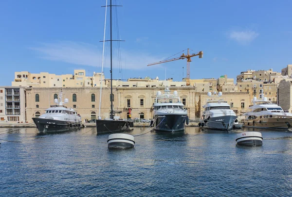 Vista sobre o Grande Porto de Valetta com grandes iates — Fotografia de Stock