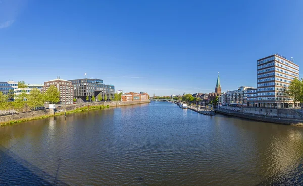 Paesaggio urbano con Teerhof sulla sinistra e vista sul ponte a riv — Foto Stock