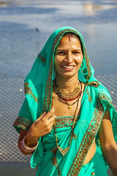 Πορτρέτο της ινδικής κορίτσι σε πολύχρωμη εθνοτική ενδυμασία στη λίμνη Sagar — Φωτογραφία Αρχείου