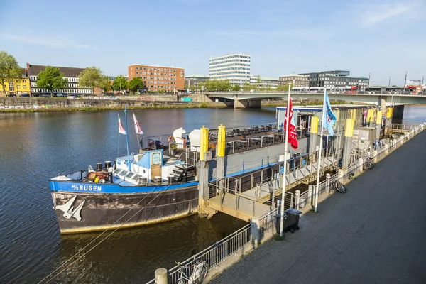 River Weser avec le navire MS Treue ancré au bord de la rivière — Photo