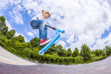 Çocuk scooter ile hava indirme gidiyor 