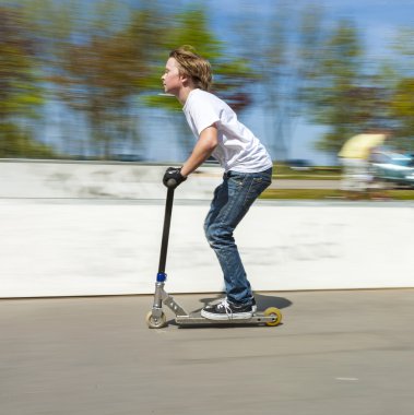 Çocuk eğlenceli skate Park itme scooter ile atlama