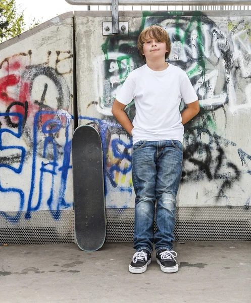 Boy relaxes with his skate board at the skate park — Stock Photo, Image