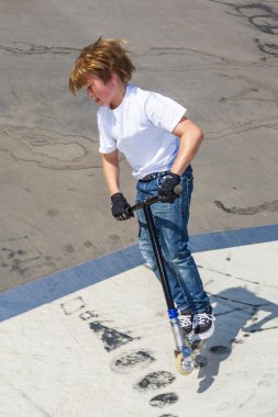 Çocuk eğlenceli skate Park itme scooter ile atlama
