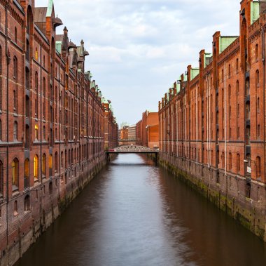 Geceleri Hamburg 'da Speicherstadt