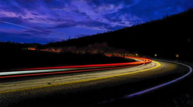 arizona'nın dağlarda araba farlar