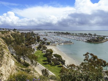 Çiçekler ve Heritage Park Dana Point limandan görünümü 