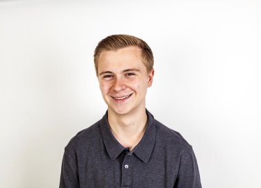 gülümseyen yakışıklı Studio poz