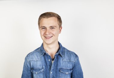 gülümseyen yakışıklı Studio poz