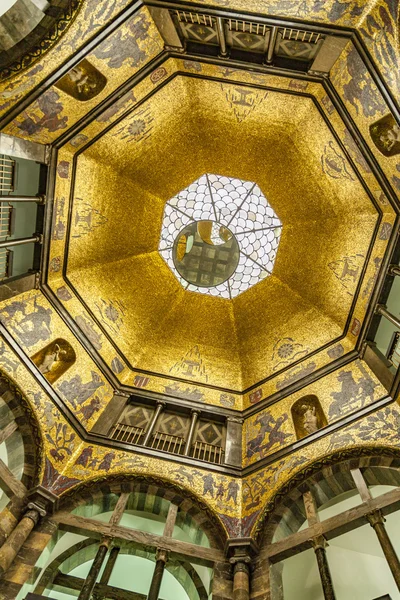 Gyllene mosaik kupol av Wiesbaden stadsmuseet — Stockfoto