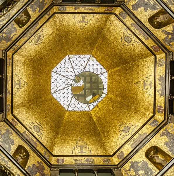 Cupola a mosaico dorato del museo della città di Wiesbaden — Foto Stock