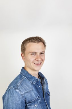 gülümseyen yakışıklı Studio poz