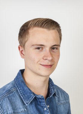 gülümseyen yakışıklı Studio poz