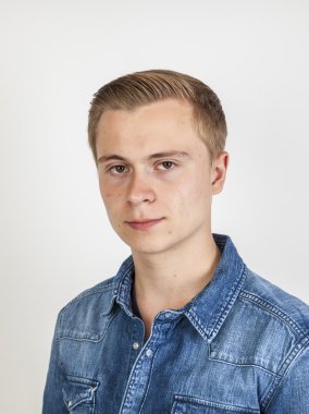 gülümseyen yakışıklı Studio poz