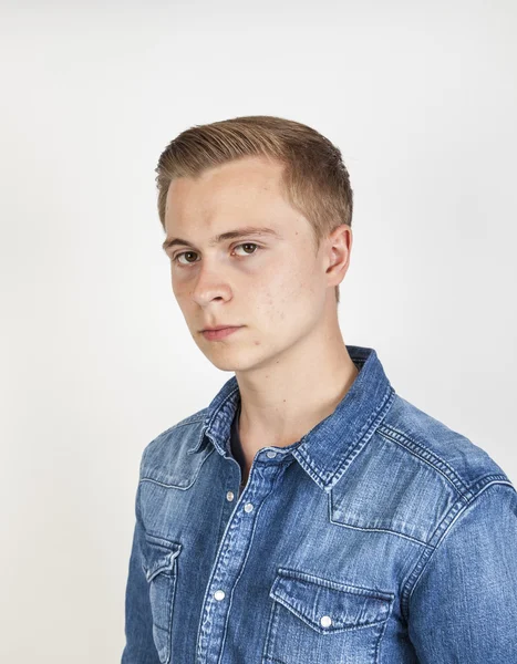 Portret van boos kijkende jongen — Stockfoto